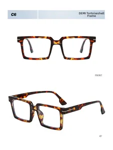 Vues de face et à 45 degrés de lunettes carrées léopard écaillé avec détails métalliques en T