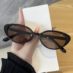 Détail de lunettes de soleil œil de chat vintage avec monture noire et verres dégradés