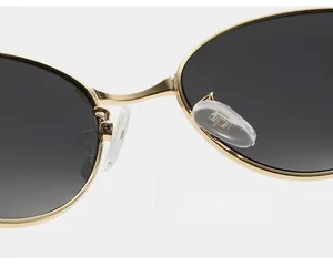 Détail des plaquettes de nez en silicone sur la monture de lunettes en métal doré