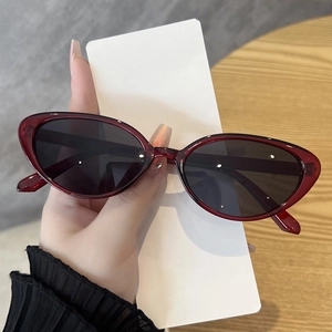 Vue détaillée des lunettes de soleil œil de chat vintage avec monture rouge foncé