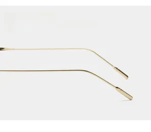 Détail des branches courbées en métal doré des lunettes Y2K pour un port confortable