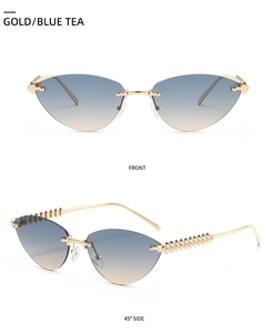 Détail de lunettes de soleil œil-de-chat sans monture or/bleu avec branches cloutées
