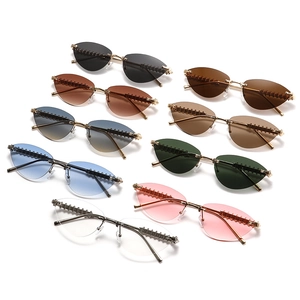 Lunettes de soleil œil-de-chat sans monture en neuf coloris avec branches en métal