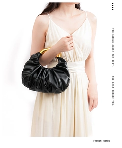 Details der schwarzen Cloud-Tasche mit elegantem goldenem Metallgriff und Plisseemuster