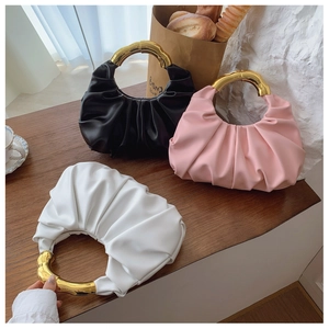 Detailansicht geraffter Cloud-Bags in Schwarz, Rosa, Weiß mit goldenen Bambus-Metallgriffen