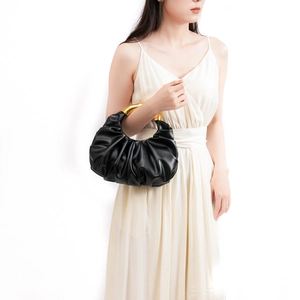 Elegante schwarze Cloud-Bag mit plissiertem Leder und goldenem Skulpturgriff