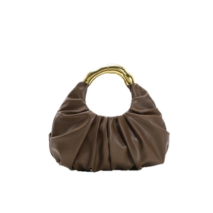 Braune Leder-Cloud-Bag mit gerafftem Design und goldenem Bambus-Metallgriff
