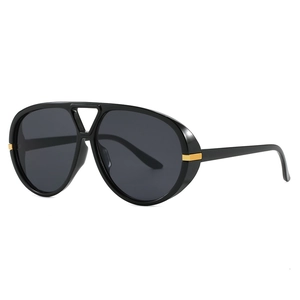 Oversized μαύρα γυαλιά ηλίου aviator με χρυσές μεταλλικές λεπτομέρειες και σχέδιο γέφυρας