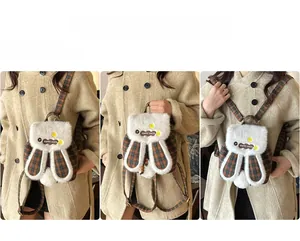 Détail d'un sac à dos lapin en peluche avec tissu écossais et oreilles douces sur un mannequin