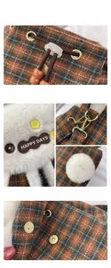 Détail macro de la texture en tweed à carreaux et de la peluche avec ferrures dorées