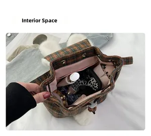 Vue de dessus de l'intérieur du sac à dos à carreaux montrant le compartiment principal