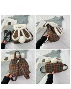 Vue sous quatre angles d'un sac à dos à carreaux avec oreilles de lapin en peluche