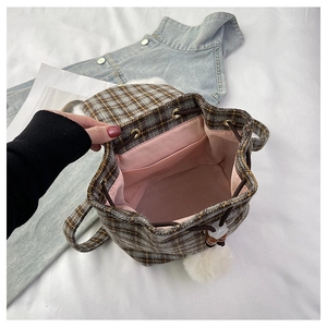 Détail du sac à cordon en tweed à carreaux avec doublure rose et poche intérieure