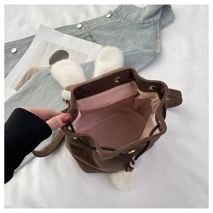 Détail du sac seau lapin montrant le cordon de serrage et la doublure rose