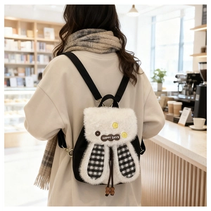 Détail du sac à dos en peluche avec oreilles à carreaux et broderie Happy Days