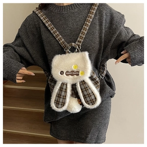 Détail du sac à dos en peluche lapin avec bretelles à carreaux et broderie Happy Days