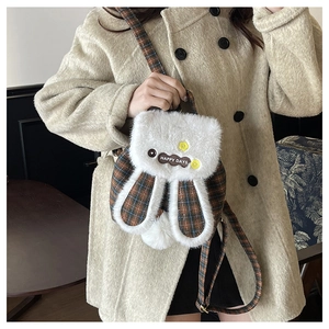 Détail du sac à dos en peluche à carreaux avec oreilles de lapin et logo Happy Days
