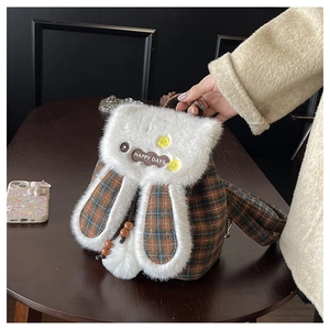 Détail du sac à dos à carreaux avec fausse fourrure blanche et étiquette Happy Days