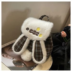 Détail d'un sac à dos à carreaux en forme de lapin avec oreilles en peluche et bouton fleur