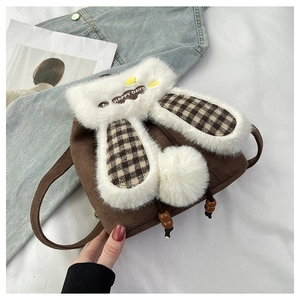 Détail du sac à dos en peluche marron avec oreilles de lapin et doublure à carreaux