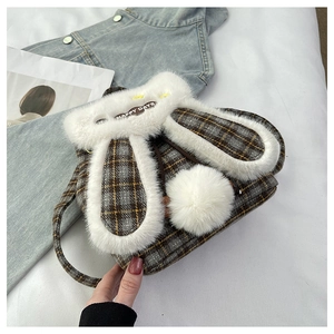 Détail du sac à dos peluche à carreaux gris et jaune avec oreilles de lapin mignonnes