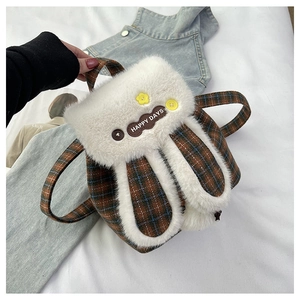 Détail d'un mini sac à dos en forme de lapin avec motif à carreaux et fausse fourrure