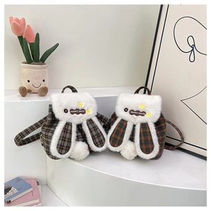 Détail d'un mini sac à dos à carreaux avec oreilles de lapin et boutons floraux