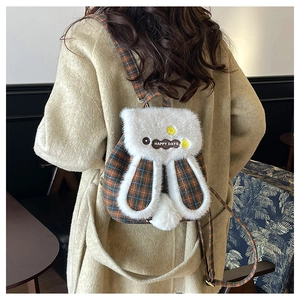 Détail d'un sac à dos lapin mignon avec motif à carreaux rétro et bordure en peluche