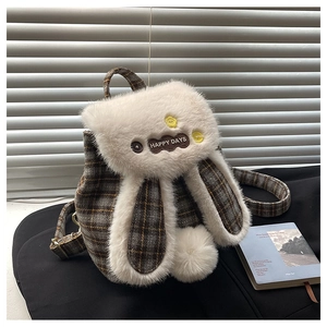 Détail des oreilles de lapin en peluche et broderie HAPPY DAYS du sac à dos à carreaux