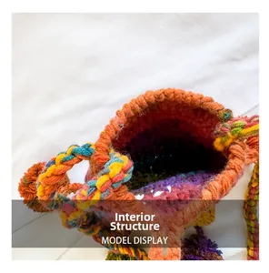 Vista macro che mostra la struttura interna e i dettagli in maglia colorata della borsa