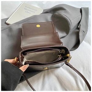 Détail de l'intérieur du sac en cuir marron chocolat avec fermoir aimanté et poche zippée