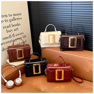 Détail de sacs à main vintage en cuir verni en cinq couleurs avec boucles dorées géantes