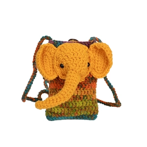 Dettaglio borsa a tracolla a forma di elefante all'uncinetto con orecchie e naso 3D