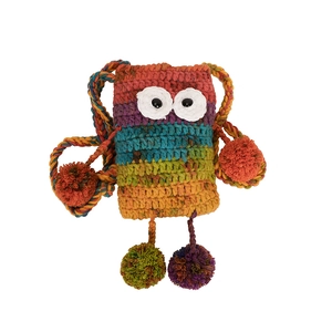 Dettaglio della borsa porta cellulare a righe colorate all'uncinetto con pompon e occhi buffi
