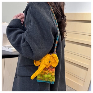 Borsa porta cellulare gialla a uncinetto fatta a mano con design elefante e dettagli colorati