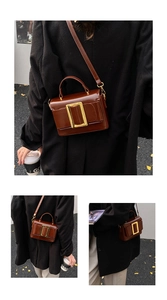 Détail du sac en cuir verni caramel avec boucle carrée dorée porté par un mannequin
