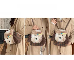 Dettaglio della trama a quadri e del design del cane di peluche sul mini zaino