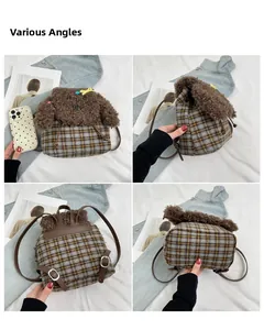 Dettagli dello zaino per cani in peluche con motivo scozzese giallo e pelliccia bruna