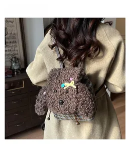 Dettaglio dello zaino a forma di cucciolo di peluche con tessuto scozzese e pelliccia