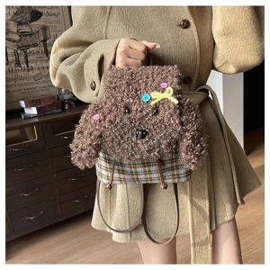Dettaglio dello zaino di peluche a forma di orso con base a scacchi e bottoni colorati