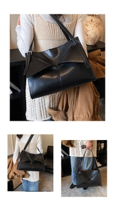 Dettaglio di una grande borsa vintage in pelle nera con design a piega a busta unico