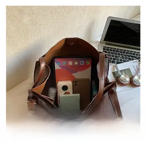 Vista dall'alto di una grande borsa in pelle testa di moro con interno spazioso per gadget