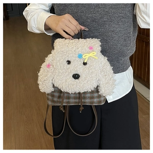 Dettaglio dello zaino in peluche a forma di cane con texture lana e inserti a quadri