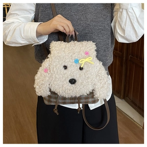 Dettaglio dello zaino in peluche a forma di cane con pelliccia crema e trama a scacchi