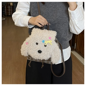 Dettaglio ravvicinato della borsa di peluche a forma di cane con fiocco e trama a quadri