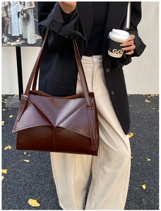 Borsa tote in pelle testa di moro con design geometrico piegato in un contesto urbano