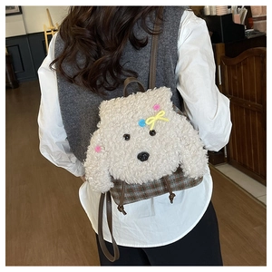 Dettaglio dello zaino a forma di cane in peluche con trama a quadri e spalline in pelle