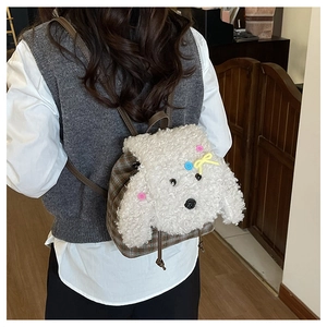 Dettaglio dello zaino in peluche per cani con tessuto a quadri e spallacci in pelle