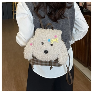 Dettaglio mini zaino a barboncino in peluche con base a quadri e spallacci in pelle