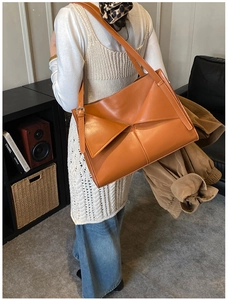 Borsa tote marrone con patta geometrica pieghevole e tracolla regolabile per uso quotidiano